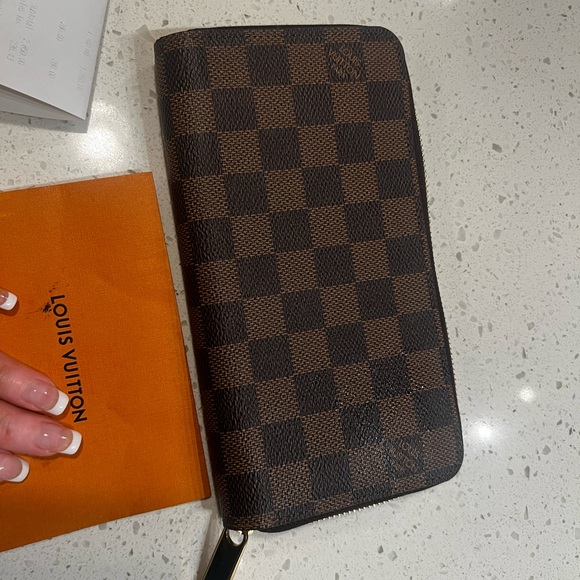 Louis Vuitton wallet - Picture 1 of 2